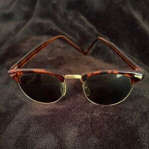 Stylish Tortoiseshell Sunglasses with Gold Accents
